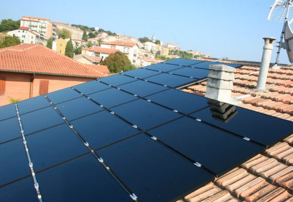 Impianto fotovoltaico amorfo su copertura civile